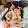 愛犬と一緒に寝るのは風水的によくないの？飼い主が普段からできる運気を上げるコツまで解説