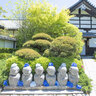 可愛い六地蔵さんがお出迎え　水の音に癒される寺院「東福寺塔頭