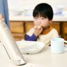 子どもの「食い散らかし」対策！　「掃除機ベスト３＆シミ取り機」を家電ライターが厳選！