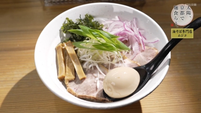 味変】タレと油からくる魚介風味がたまらない！ 調味料で味変し
