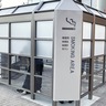 平塚駅北口喫煙場所　日本たばこ産業から贈呈　全面囲いに改修