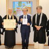 横須賀中央仏教会　地域の子どもに届け食糧　市福祉課へ15万円の寄付