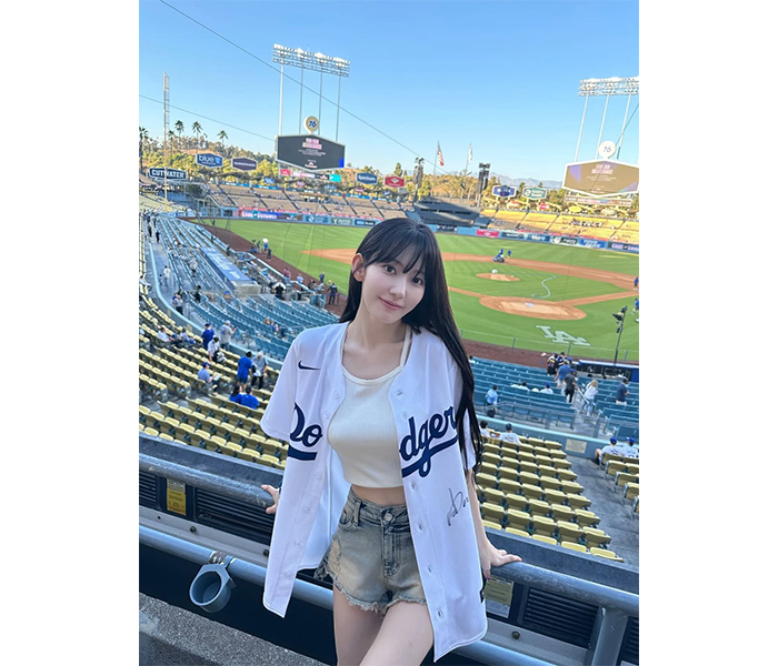 宮脇咲良、美脚チラ見せ！ユニフォーム着こなす姿にファン歓喜の声「夢