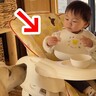 1歳の女の子がご飯を食べている最中、大型犬が近づいてきて…まさかの『バレずに取引をする方法』が43万再生「計画的すぎて草」「あげ方ｗ」