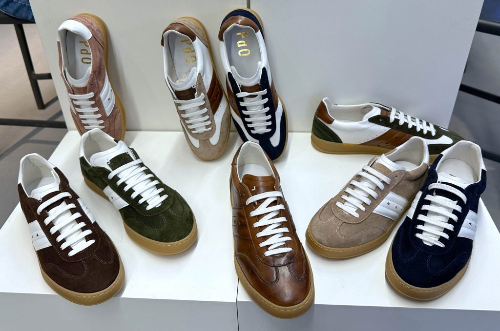 金のスリッパ」という名のスニーカー：大矢麻里＆アキオの毎日が