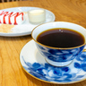 「香りと豊かな時間のあるコーヒー家」の『スペシャルティコーヒー（グアテマラ）』『濃厚レアチーズケーキ（ミニプリン付き）』（ひらら光善寺）【ひらつーグルメ】