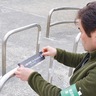 市内公園禁煙化へ　啓発ステッカー設置進む