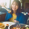 長濱ねる、セカンド写真集より先行解禁第8弾！アイスランドの伝統料理を前に、食いしんぼうスマイル！