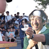 伊賀市の夏祭りで夫が妻に16年越しプロポーズ　歌と指輪贈るサプライズ