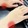 パソコン作業をラクにしてくれる意外なアイテムとは？→「手首が痛くならない」「プチストレス解消」