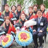 敬意を込めて花束を　八木節保存会・吉川トメさん