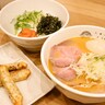 国際センター｜明るい雰囲気の店内でいただく、素材にこだわった見た目も綺麗な塩ラーメン