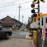 踏切で特急列車にはねられ男性死亡　名張市新田