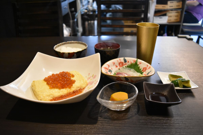 阪神御影『季節料理 進』の焼きたてふわふわの出汁巻+イクラがけ