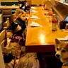 『回らないお寿司屋さん』に入ったら…衝撃的な『柴犬がカウンターを占拠する光景』が36万再生「まさに天国」「カメラ目線可愛すぎる」と悶絶