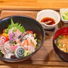 【新店】道の駅となりにオープンしたレストラン＆お土産店。一本釣り漁師から仕入れた鮮魚が豪快に乗った日替わり海鮮丼！｜島根県江津市