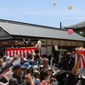 例大祭で盛大に餅まき　名張市桔梗が丘の鹿島宮