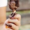 「棒アイス」が溶けても手を汚さない神ワザ→「思いつかなかった」「子どもも安心」「賢い！」