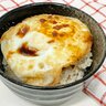 卵を両面焼くだけ！「外側はカリッ」「中はとろっ」超簡単「フライドエッグ丼」