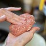 ハンバーグをこねた“ぬるぬるの手”を効率的にキレイにする“意外な調味料”「やってみる」