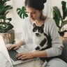 愛猫に『べったりと依存されやすい人』とは？4つの特徴　依存にまつわるトラブルも紹介