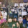 幸ケ谷小６年１組　コミハに本を寄贈　”りんごの棚”を設置