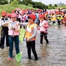 多摩川で生き物観察