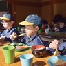 川島イーグルス　元気な「よいしょ」の声響く　杉山神社で餅つき大会
