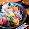 地元主婦がつくるボリューム満点の海鮮丼！港町ならではの分厚すぎる刺身に感動～！｜鳥取県岩美町