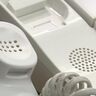 シニアでも固定電話じまい…スマホ普及だけが理由じゃない！意見が続々