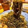 【茶そば？】大崎のタイ料理店で緑色すぎる『謎の麺料理』を発見