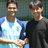 ジュビロ磐田のグラウンドにタイ代表の石井正忠監督（元鹿島アントラーズ）の姿が…！今夏加入のFWポラメートアーウィライと会談