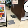目の前で缶バッチ作成！フロム中武の入口上の大看板のイラストを描いたキン・シオタニさんの個展「TACHIKAWA