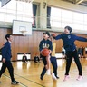 ビーコルのコーチと対戦　荏田小でバスケの授業
