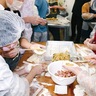 舞岡小5年1組　ギョーザ作りに挑む　専門店で18日から販売