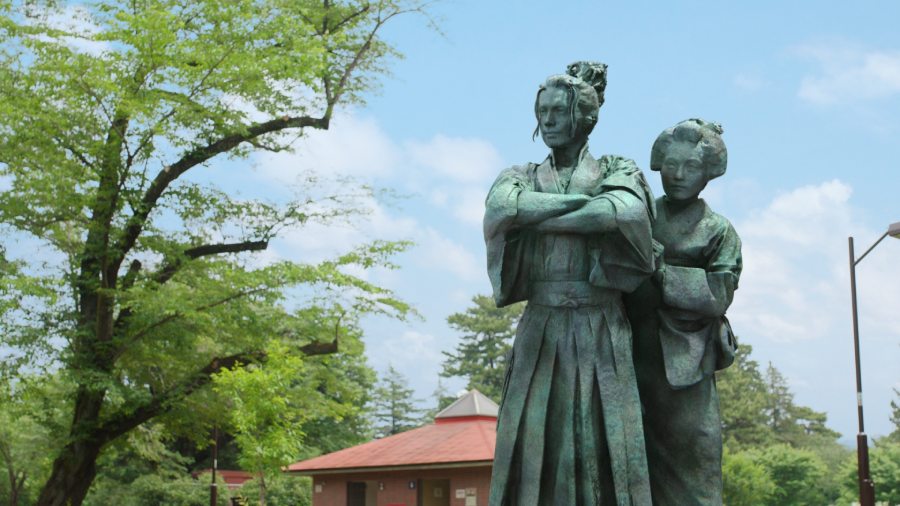 市原隼人と井上咲楽、まさかの銅像役に挑戦 「ほけんの窓口」新CM公開