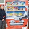 開成町　防カメ付き自販機設置　ロンちゃん横で見守り