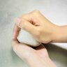 もうラップは使わない。「おにぎり」を握るのに適した意外なアイテムとは？「キッチンにあるもので」
