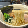 2日かけて仕込む黄金色スープが人気!