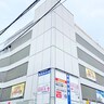東京・立川駅前の「立体駐車場」で怪しげなビアガーデンを発見