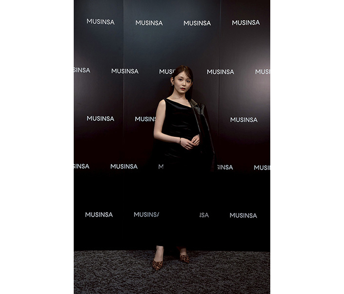 久間田琳加 イベント限定タオル Rinkuma] Rinka Kumada appears in a pure white dress