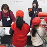森の台小学校２年生　感謝つづったはがき投函　緑郵便局見学で