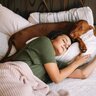 犬が飼い主と一緒に寝なくなる心理5選　嫌われてるから…？寝床を共にするための改善点まで