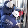 厚木警察署　電車内で｢刃物｣想定し訓練　小田急線の保存車両使い