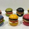 え、これハンバーガー！？目を疑うような色のバーガーが揃う「HAPPINESS
