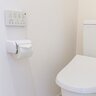 「いつもトイレがキレイな人」が置かない“3つのもの”「悪臭やカビの原因に…」「細かい汚れが飛ぶ」