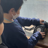 大道小学校３年生が昔の道具に触れる　つながる黒電話、木製の冷蔵庫など