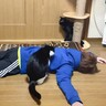 猫たちの前で『死んだフリ』をしてみた結果…『まさかの反応の数々』が面白すぎると1万3000再生「なにしてんｗ」「シュールｗ」