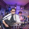 ギター演奏とカラオケで盛り上がる人気の「酒場」爆上げ店主の笑顔の裏の涙
