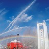 青空の下、一斉放水に虹　２年ぶりに消防出初式